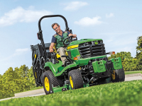 John Deere X950R je žací speciál vhodný pro velké plochy parků či sportovní areály…