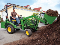 Čelní nakladač John Deere 120R unese 380 kg a nyní vám ušetří 125 000 korun.