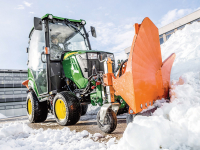 S volitelnou kabinou nabídne John Deere 1026R příjemné prostředí i při odhrnování sněhu a rozmetání posypu.