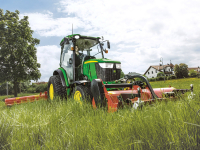 Traktory John Deere řady 4R jsou dostatečně robustní pro připojení těžkého nářadí vpředu a vzadu, i pro jeho pohon, který obstarají jejich výkonné čtyřválce.