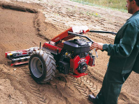 Jednoosé nosiče Köppl a pracovní adaptéry R2 pro úpravu půdy